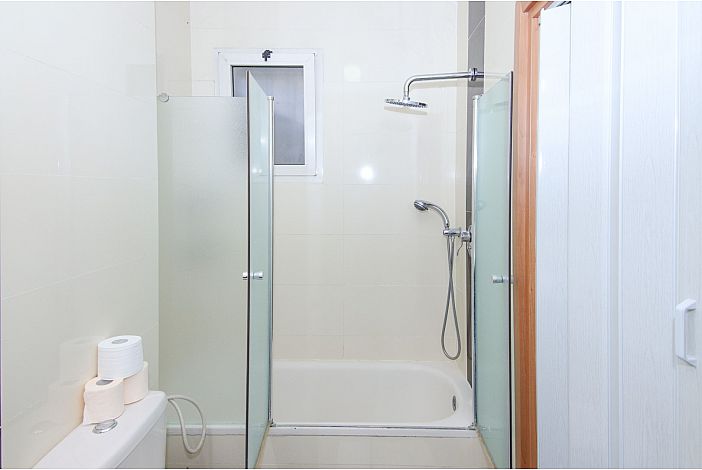 2nd Bathroom Tub/Shower